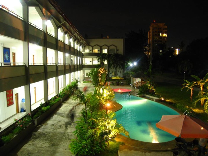 Hồ bơi tại trường EV