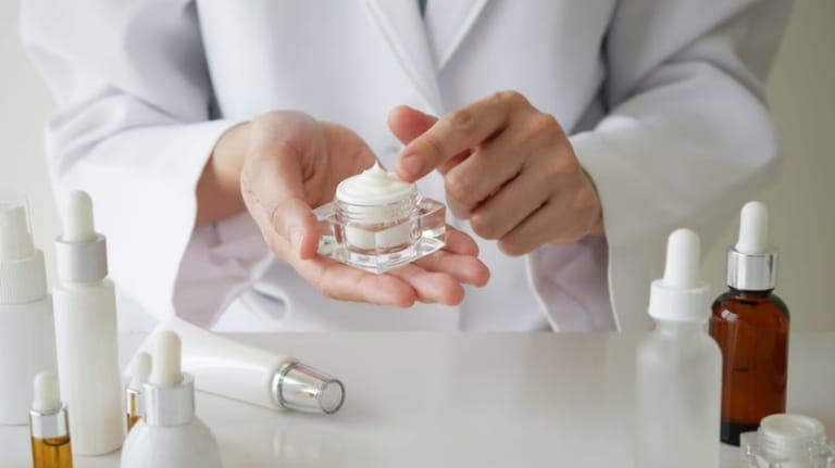 Nên mang theo nhu yếu phẩm thiết yếu như đồ skincare cá nhân từ Việt Nam để tiết kiệm chi phí ban đầu.